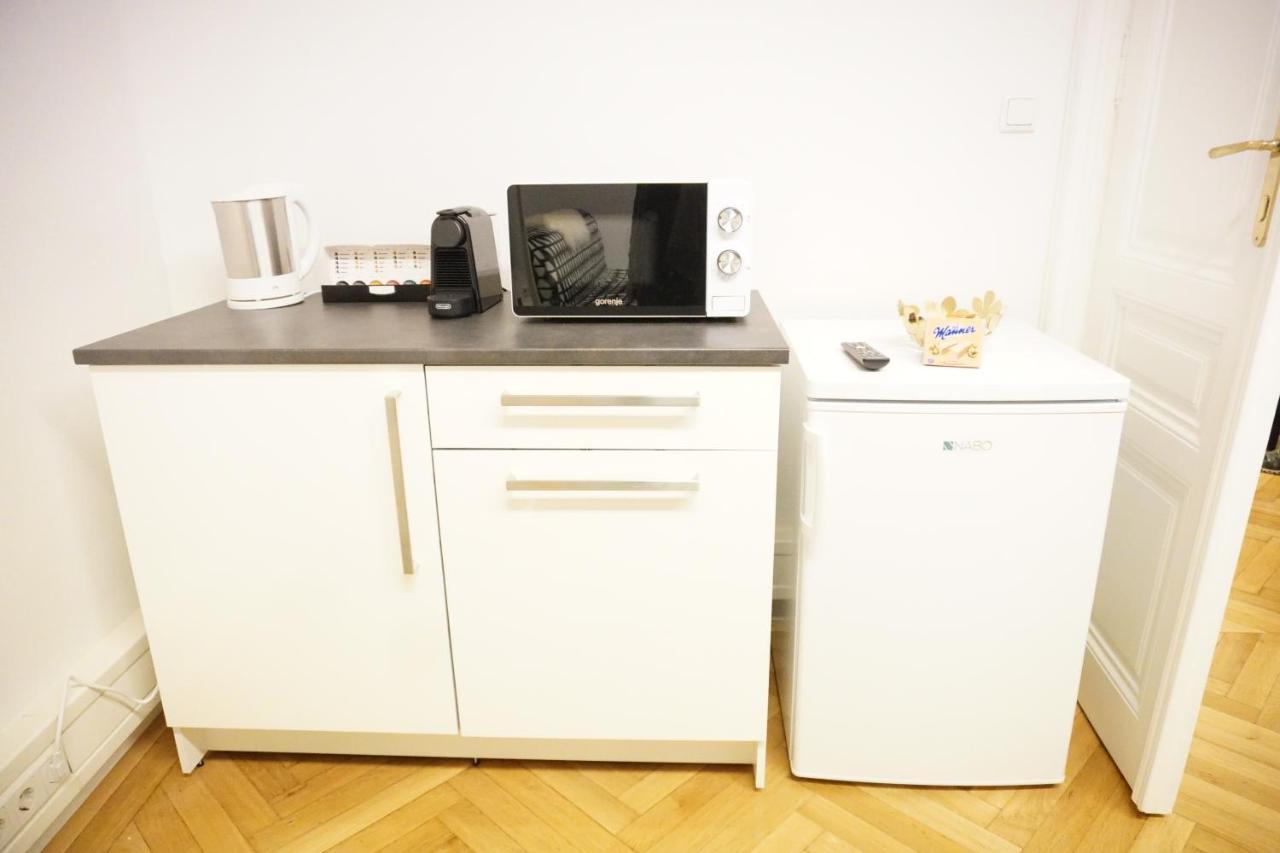 Urban City Apartment - Contactless Check-In เวียนนา ภายนอก รูปภาพ